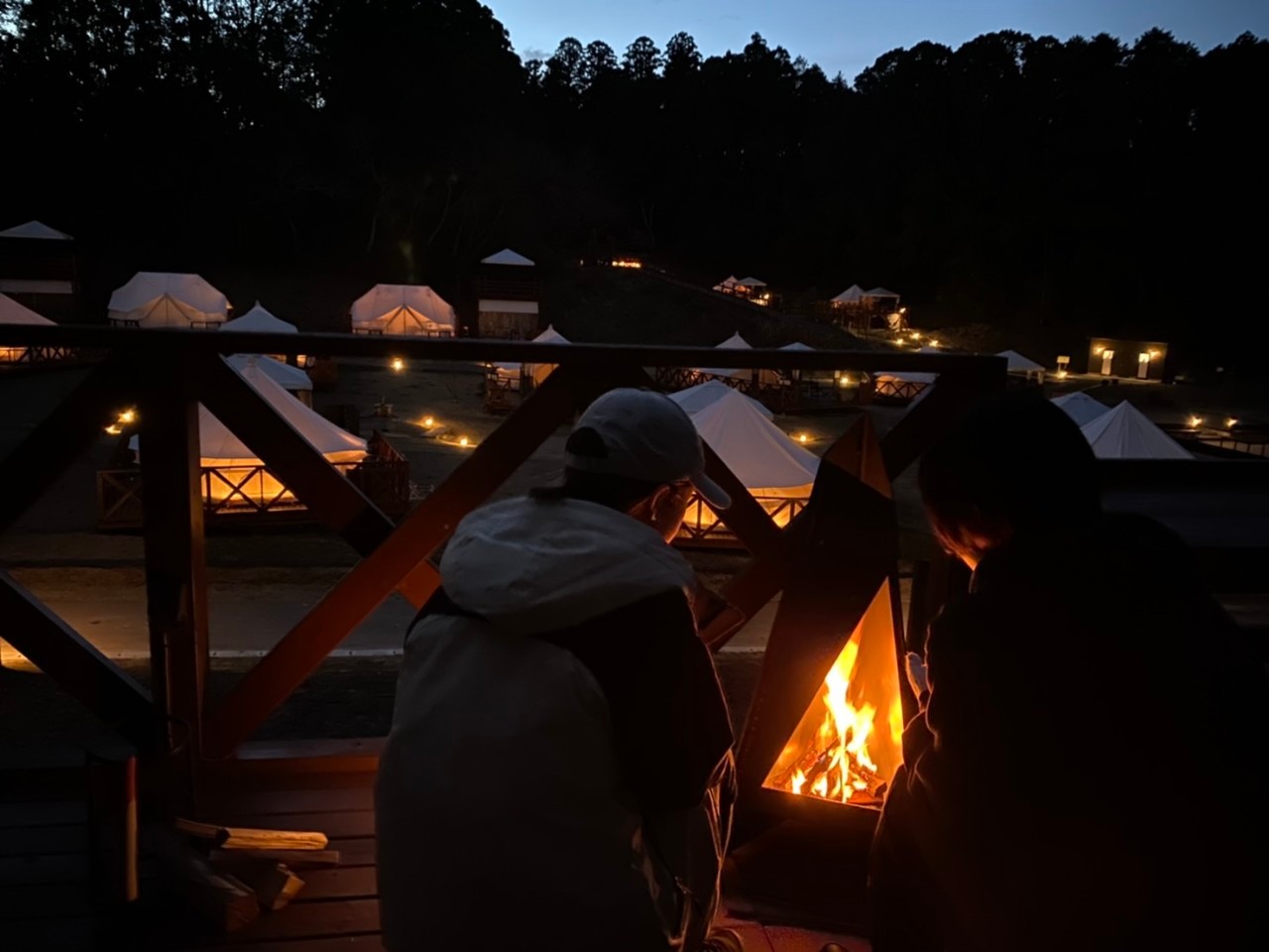 火を囲んで語り合いたい夜だってある。この冬、農園リゾート「焚き火のススメ」。